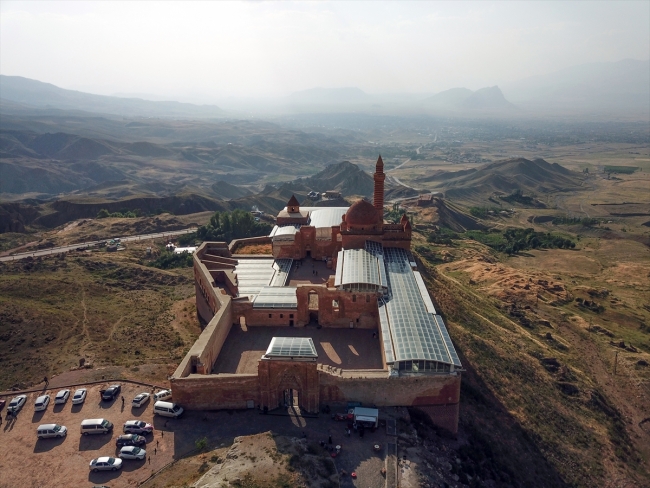 İshak Paşa Sarayı'na ilgi her geçen gün artıyor
